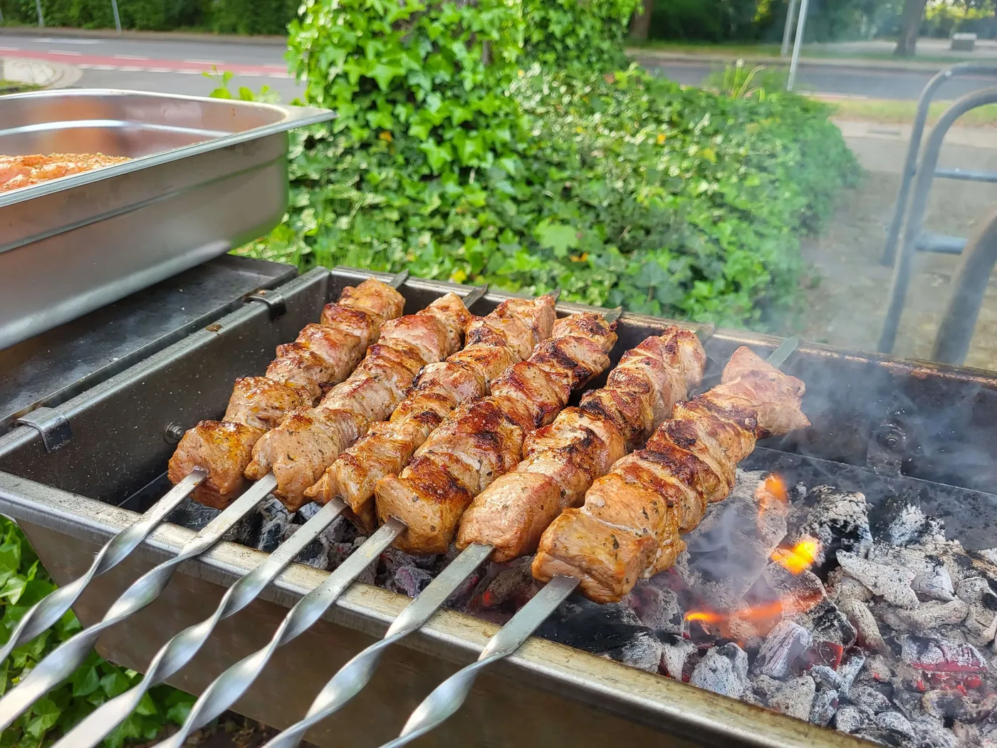 Schaschlik – zartes Fleisch am Spieß, über offener Flamme gegrillt